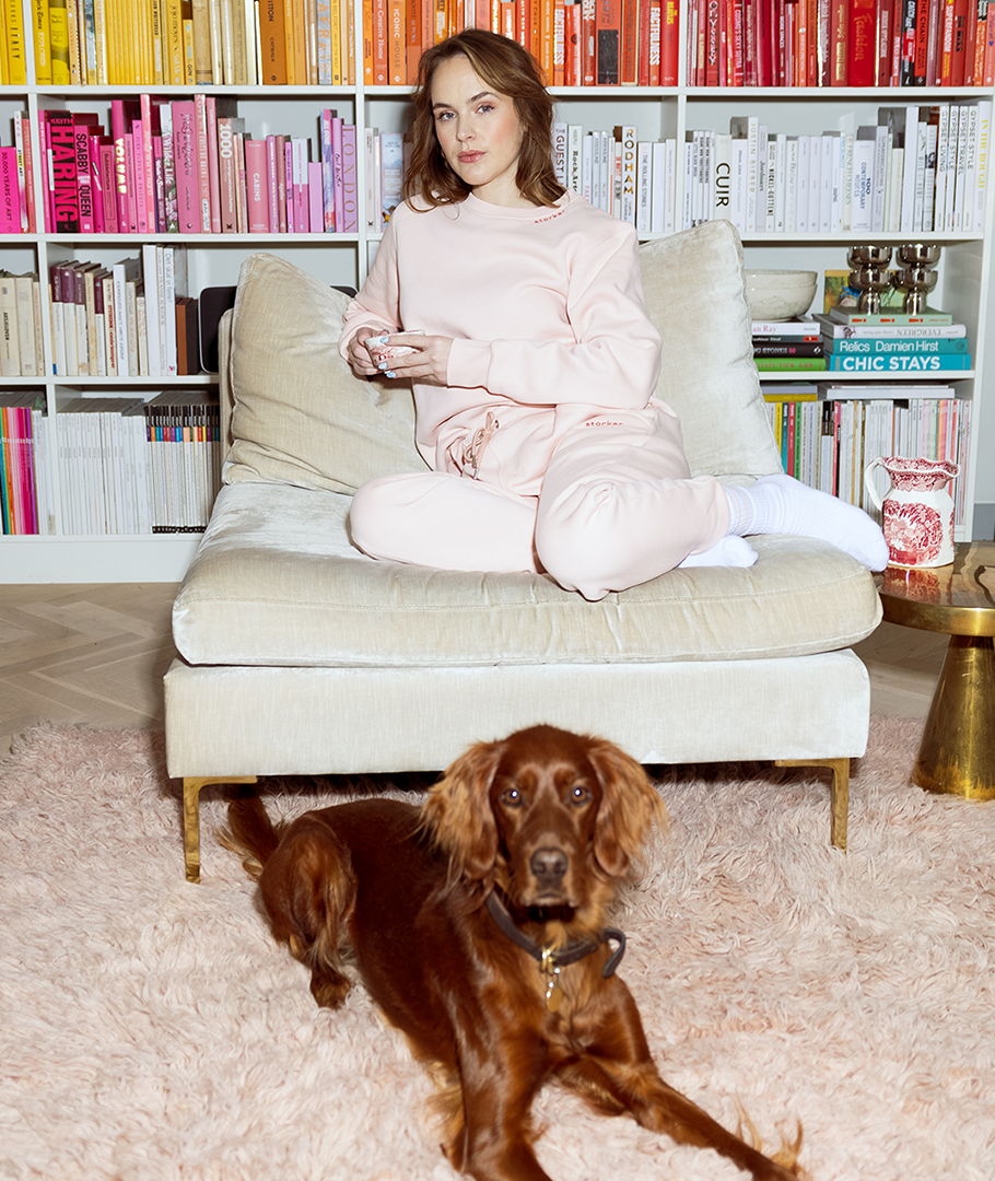 Linnea storkar med hund